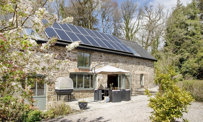 Harberton Cottage | Tucked away in tranquil seclusion sits the delightful Dundridge Barn