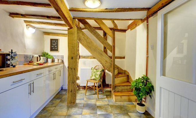 Warwick Cottage | Tudor Cottage - Historic Charm in Central Location