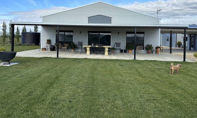 Stonehenge Cottage | Tui Lodge Modern Farmstay with Magic Rural Views (Pet Friendly!)