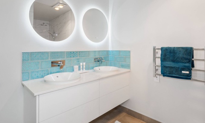 Tanners Point Cabin | Tui Moana Lodge Island view with outdoor bath