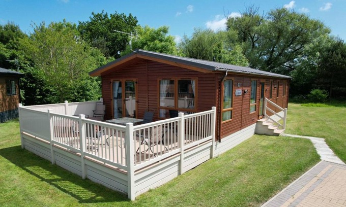 Malton House | Tulip Lodge with Hot Tub