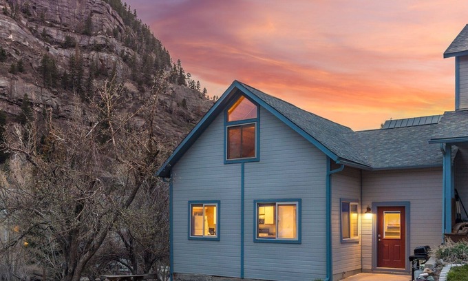 Ouray House | Tumble Inn - Cozy Retreat in the Heart of Ouray-Theater Room!