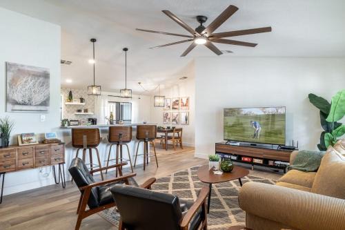 Saguaro West House | Tumbleweed charm of the Bus Stop Saloon