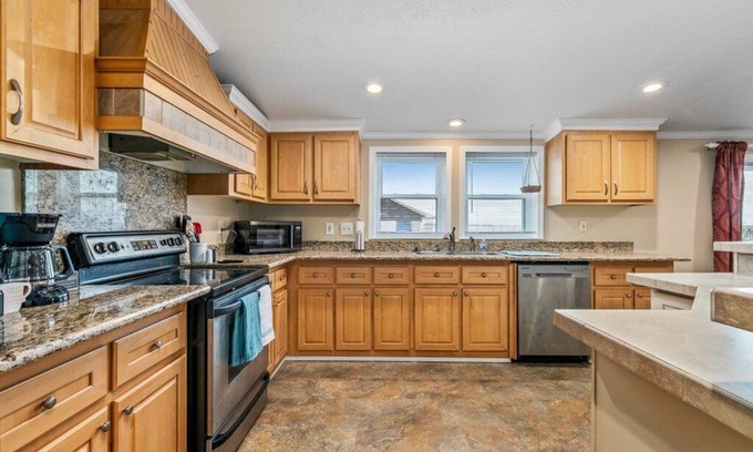 Deatonville House | Turner's Bay Cottage - Amazing Lakefront Sunsets