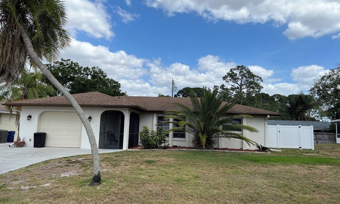 South Venice House | Turnkey furnished 2 bedroom 2 bathroom pool home in quiet neighborhood of Venice