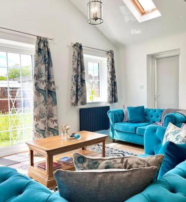 Bracknell House | Turquoise Tranquil- 3 Bed House