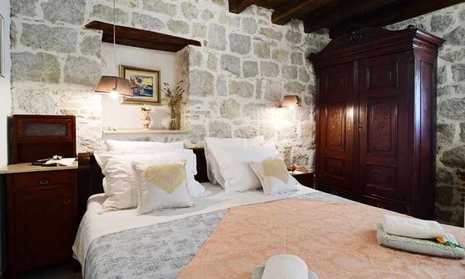 Kastel Kambelovac Apartment | Turrium Heritage Apartment con Patio e Camino Fronte Mare
