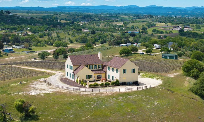 Creston Villa | Tuscan-style Villa, Vineyard, Spa, Game room, Bocce, 20 min from Paso Robles