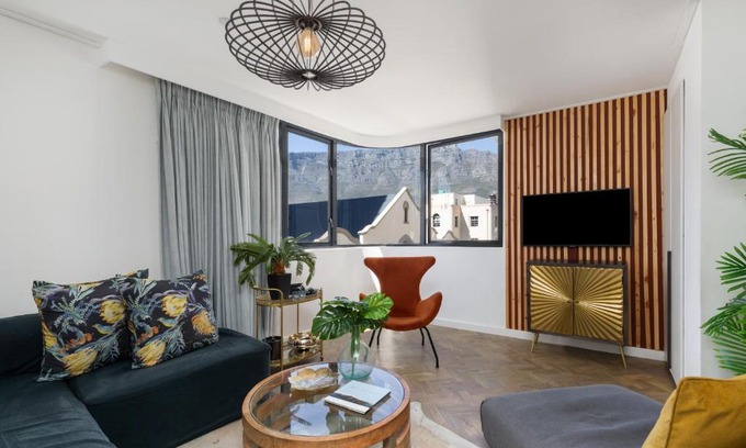 Cape Town City Centre Apartment | TUYNHUYS City Centre Iconic View of Table Mountain