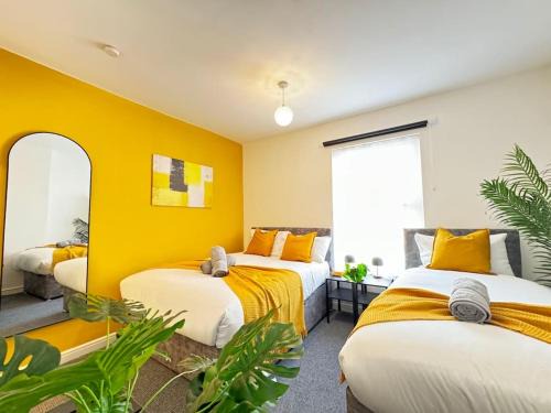 Liverpool Apartment | TV in Every Room Free Parking