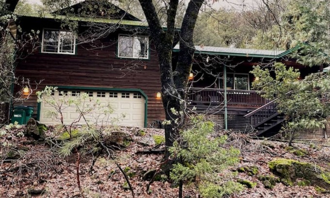 Twain Harte Cabin | Twain Harte, Sugar Bear Cabin near snow parks and Dodge Ridge.nCozy Cabin