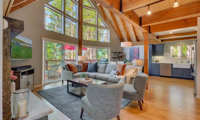 Lake Forest House | Twilight Ridge – Hot Tub, Views, Open Floor Plan, BBQ