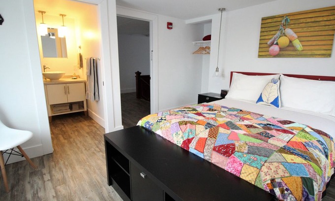 Twillingate House | Twillingate & Beyond - Sunshine Inn - Starboard (Queen Room with Harbour View)