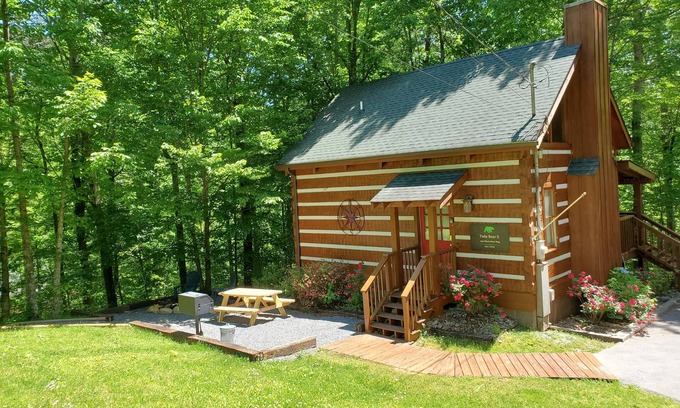 Gatlinburg - Pigeon Forge Cabin | Twin Bear II - Enjoy Fall in the Smokies! EV Charging is Here for Guests!