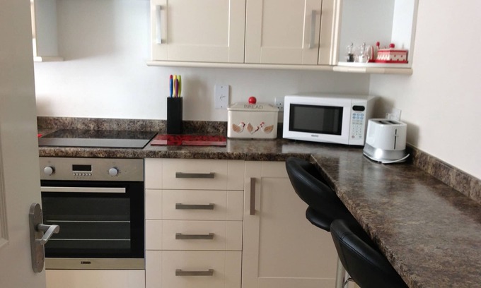 Sidmouth Apartment | Twin-bed Sidmouth apartment with parking, a minute's easy walk to seafront