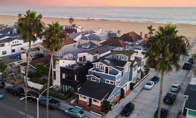 Balboa Peninsula House | Twin Dolphins by AvantStay | Steps to Beach | Deck