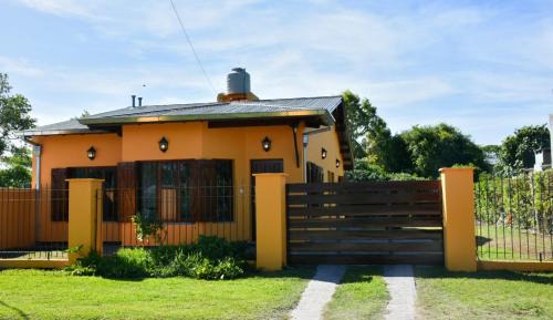 Las Colinas de Peralta Ramos House | Twin fin surf houses Thames a 4 cuadras de las playas del sur