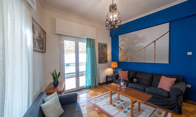 Pangrati Apartment | Twin Heights: A Retro Home for 3