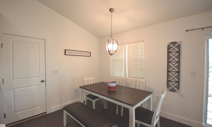 Williams House | Twin Lakes Cottage Close to the Polar Express