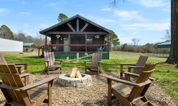 Battiest Cabin | Twin Oaks Cabin sleep 6, 2 BR, 1 K 2 Q, 3 Bath, Hot Tub Fire Pit Grill big yard