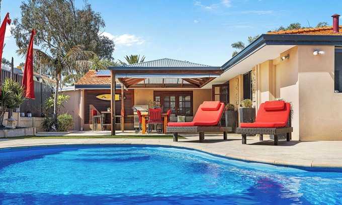 Marmion House | Twin Palms: 4BRM Coastal Retreat with Pool & BBQ