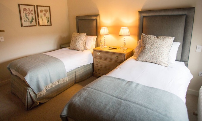 Edington Bed & Breakfast | Twin Private Bathroom Tinhead room at The Three Daggers