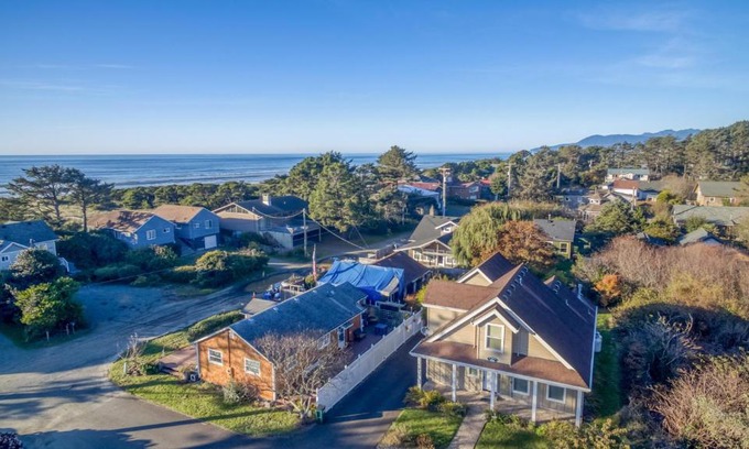 Rockaway Beach House | Twin Rocks Hideaway - Meredith Lodging