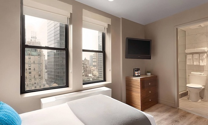 Central New York City House | Twin Twin Room at The Gallivant Times Square, Pets Allowed