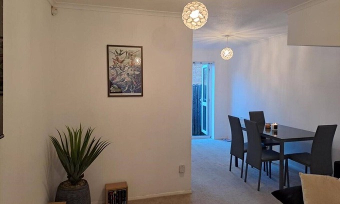 Dartford House | Two-bed house, Dartford. 5 min away from the train station and town centre!