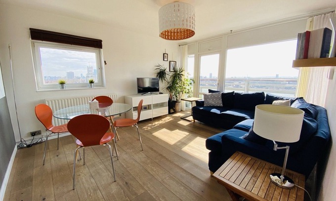 Wapping Condo | Two bed light & airy flat in central Zone 1, with excellent views over London.