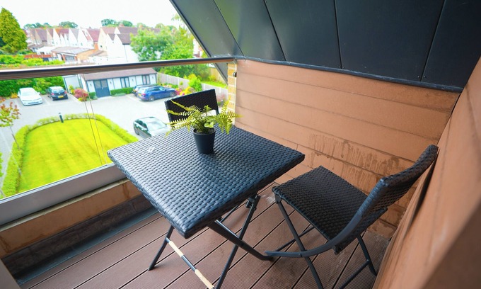 Osterley Apartment | Two Bedroom Apartment with Balcony opposite Osterly Park.