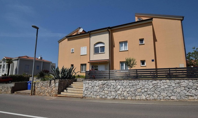 Malinska Apartment | Two bedroom apartment with terrace and sea view Vantačići, Krk (A-20442-a)