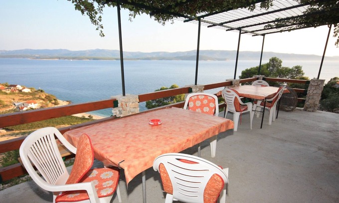 Nerezise Apartment | Two bedroom apartment with terrace and sea view Cove Vela Farska, Brač (A-2897-a)