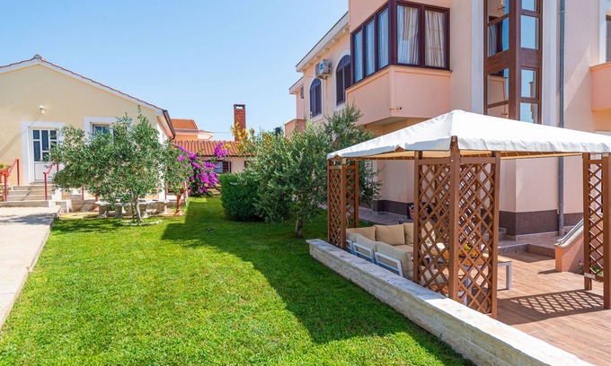Privlaka Apartment | Two bedroom apartment with terrace and sea view Privlaka, Zadar (A-12989-b)