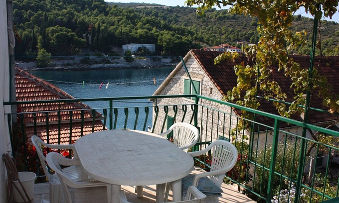 Stomorska Apartment | Two bedroom apartment with terrace and sea view Stomorska, Šolta (A-782-d)