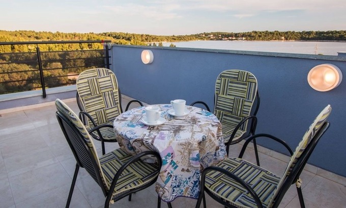 Verunic Apartment | Two bedroom apartment with terrace and sea view Verunić, Dugi otok (A-14286-c)