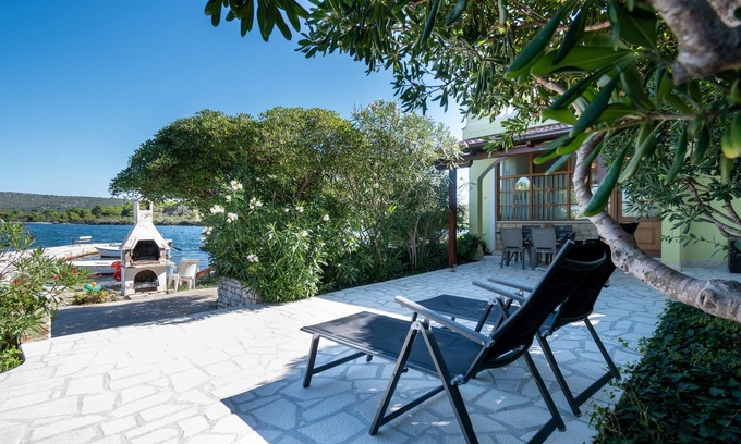 Veli Rat Apartment | Two bedroom apartment near beach Veli Rat, Dugi otok (A-438-a)