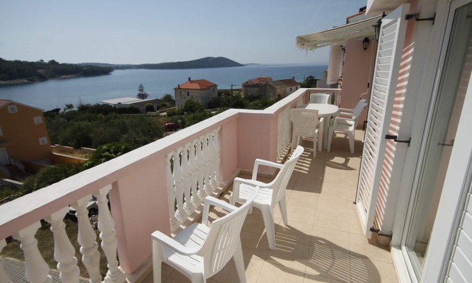 Soline Apartment | Two bedroom apartment with terrace and sea view Cove Soline, Dugi otok (A-448-h)