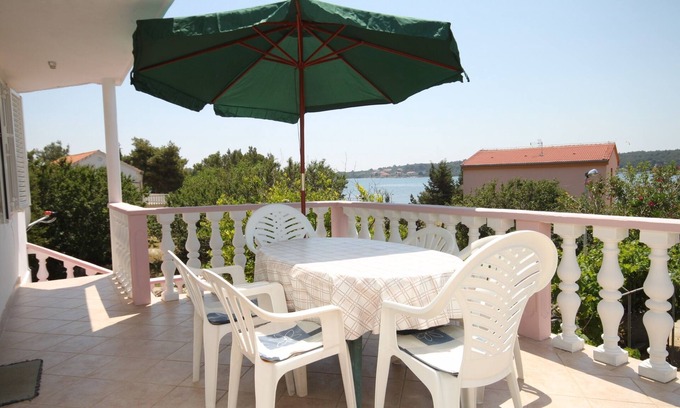 Verunic Apartment | Two bedroom apartment with terrace and sea view Verunić, Dugi otok (A-8104-a)