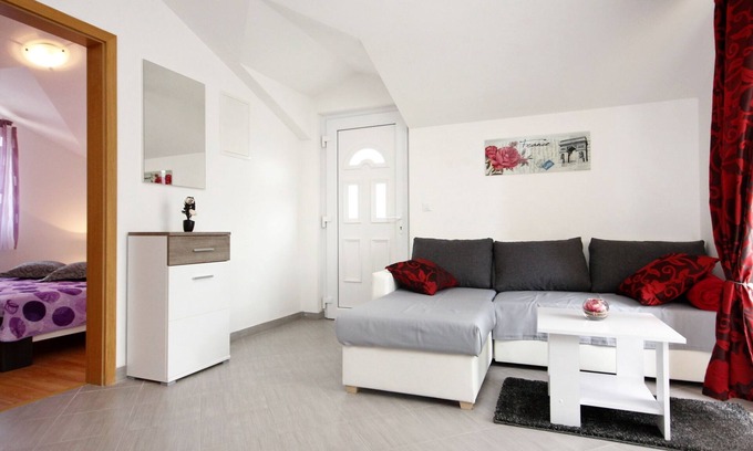 Vinisce Apartment | Two bedroom apartment with terrace Vinišće, Trogir (A-10008-a)