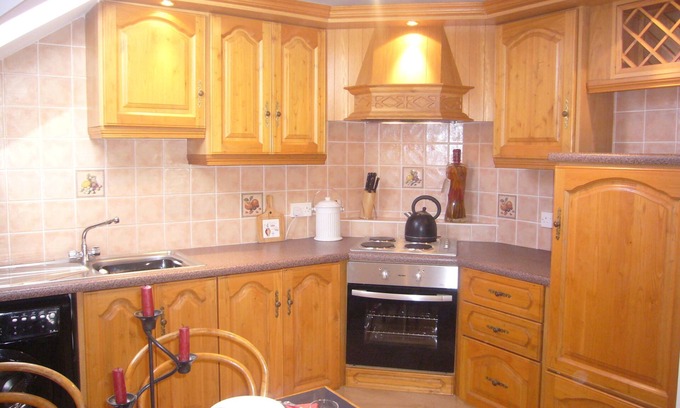 Callan Apartment | Two Bedroom Apartment in Heart of Historic Town - stone's throw to all amenities
