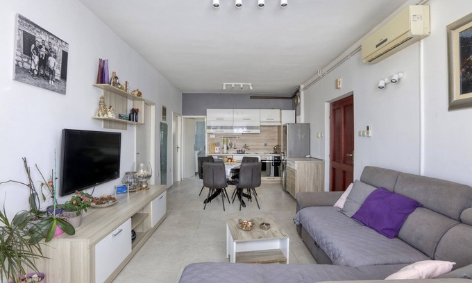 Jezera Apartment | Two bedroom apartment near beach Jezera, Murter (A-796-a)