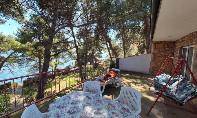 Zavala Apartment | Two bedroom apartment near beach Zavala, Hvar (A-8774-a)