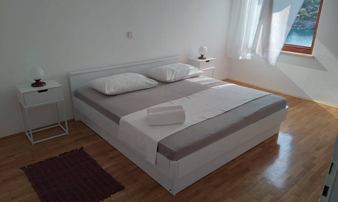 Selca Apartment | Two bedroom apartment near beach Puntinak, Brač (A-12255-a)