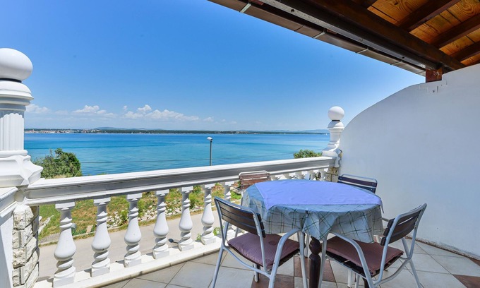Tkon Apartment | Two bedroom apartment near beach Tkon, Pašman (A-336-c)