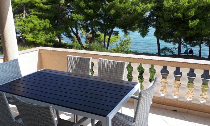 Tkon Apartment | Two bedroom apartment near beach Tkon, Pašman (A-8454-a)