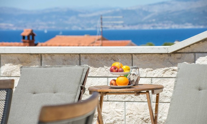 Supetar Apartment | Two bedroom apartment with terrace and sea view Supetar, Brač (A-5658-a)