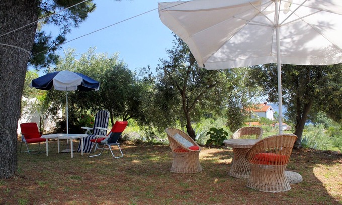 Zavala Apartment | Two bedroom apartment with terrace and sea view Zavala, Hvar (A-594-b)