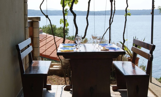 Zavala Apartment | Two bedroom apartment with terrace and sea view Zavala, Hvar (A-15357-a)