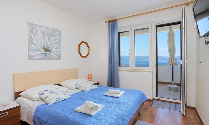 Borak Apartment | Two bedroom apartment with terrace and sea view Omiš (A-18919-a)